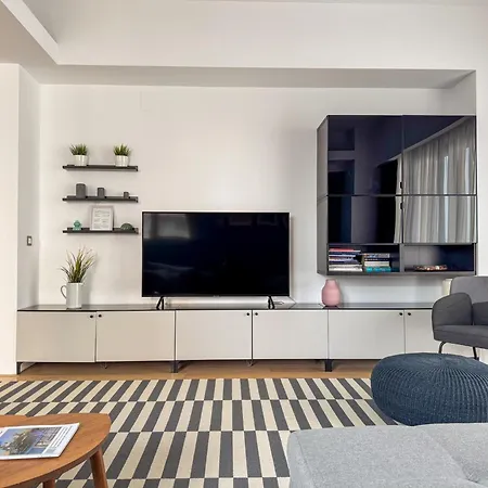 Beachfront Designer Apt, 100 Sqm, 2-bath, Huge Terrace On The Sea Shore شقة