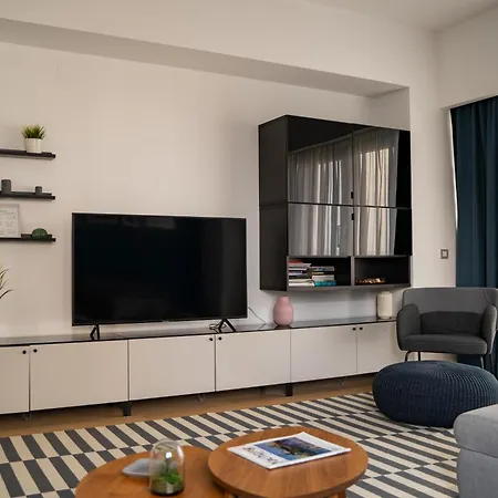 شقة Beachfront Designer Apt, 100 Sqm, 2-bath, Huge Terrace On The Sea Shore *