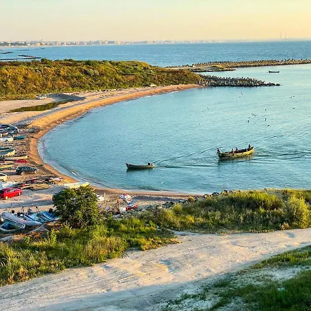 Appartement Beachfront Designer Apt, 100 Sqm, 2-bath, Huge Terrace On The Sea Shore Constanţa