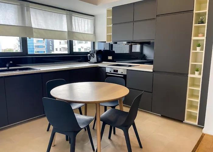 شقة Beachfront Designer Apt, 100 Sqm, 2-bath, Huge Terrace On The Sea Shore