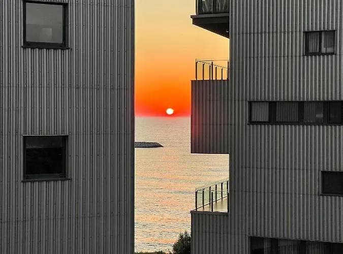 Beachfront Designer Apt, 100 Sqm, 2-bath, Huge Terrace On The Sea Shore شقة