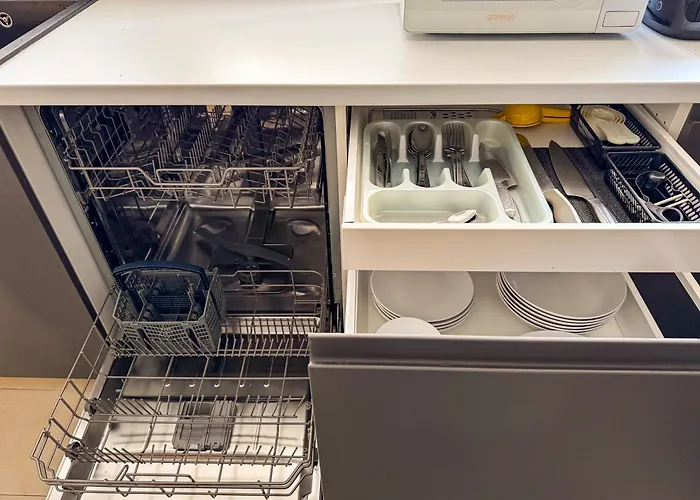 Beachfront Designer Apt, 100 Sqm, 2-bath, Huge Terrace On The Sea Shore كونستانتا