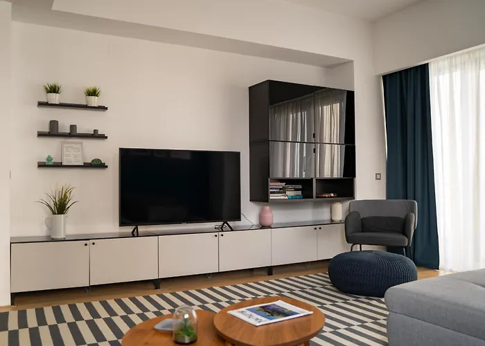 شقة Beachfront Designer Apt, 100 Sqm, 2-bath, Huge Terrace On The Sea Shore *